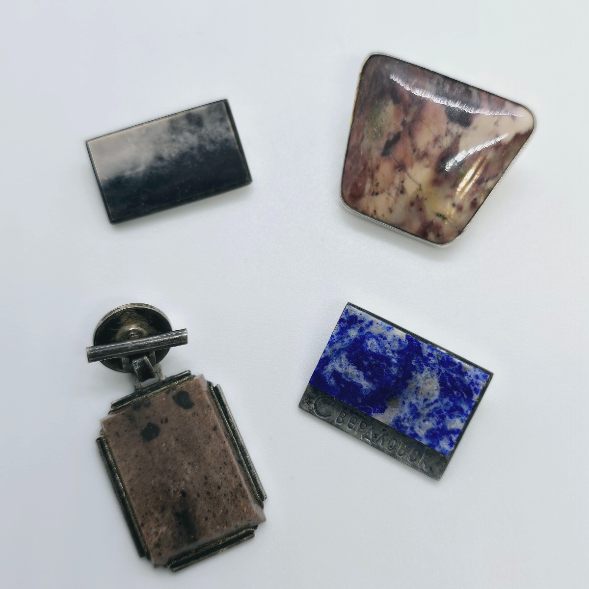Значки и подвеска с яшмой, лазуритом?, конец 60-х, Свердловская ювелирно-гранильная фабрика, фото Ювелирый архив СССР, из моей коллекции