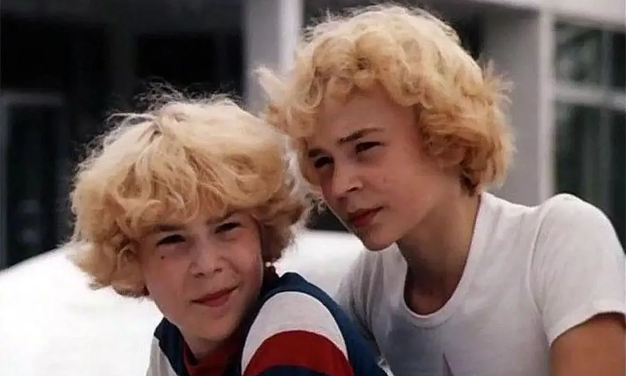 7 секретов Приключений Электроника: белые брюки и пёс, стёрший лапы