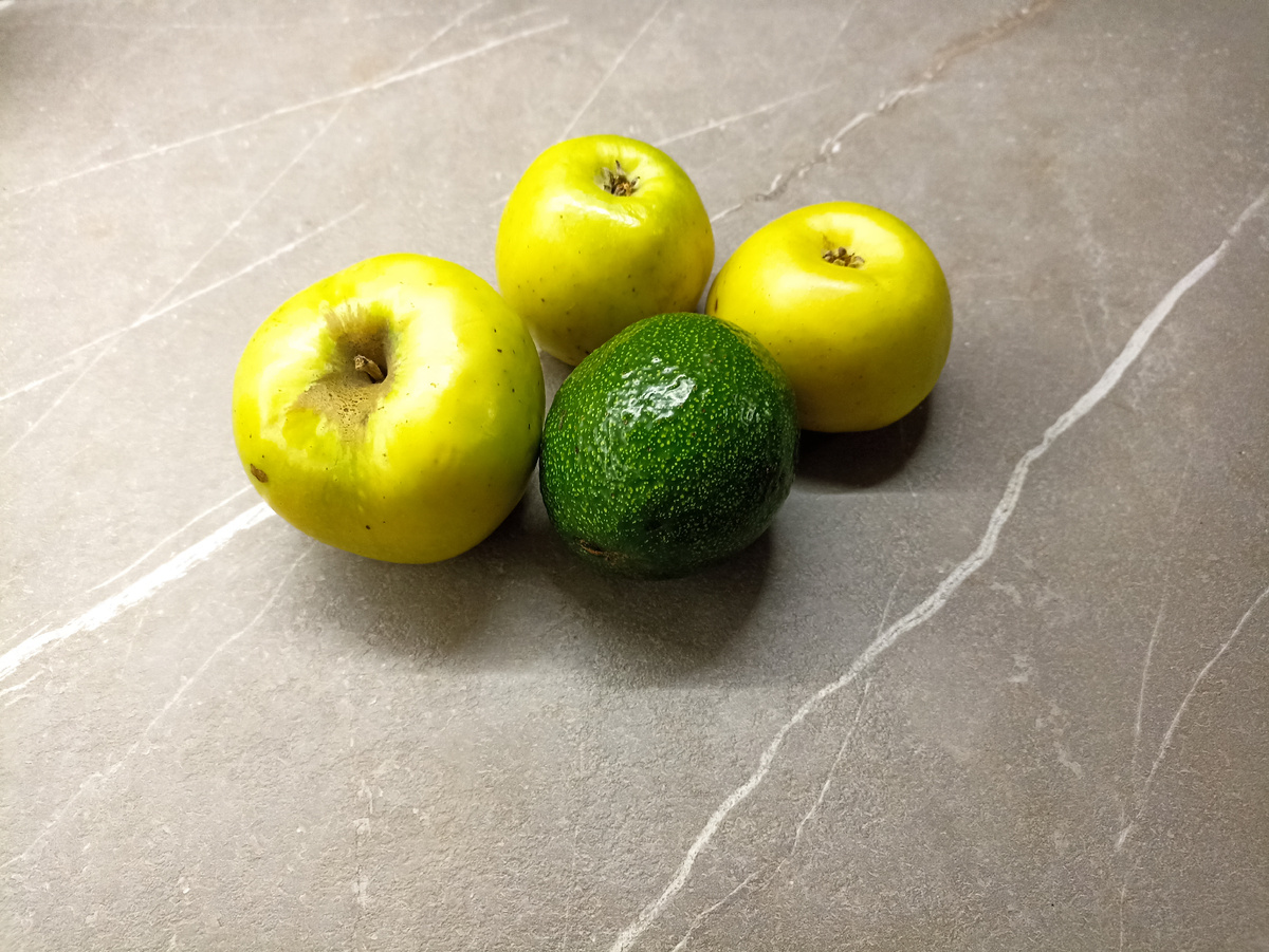 Авокадо дозревает в компании с яблоками