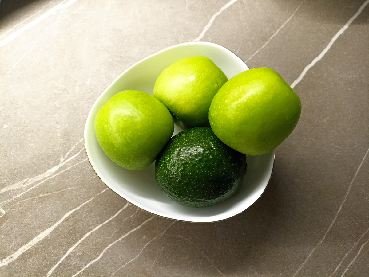 Авокадо и кисло-сладкие яблоки