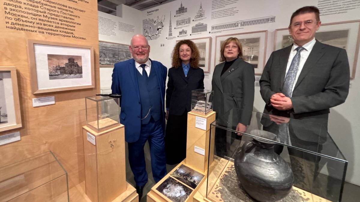    Главный археолог Москвы Леонид Кондрашев, гендиректор Музея Москвы Анна Трапкова, представитель Минкульта РФ Светлана Ермакова, директор НИИ культурного и природного наследия имени Лихачева Владимир Аристархов на презентации клада / Фото: Василиса Чернявская / Вечерняя Москва