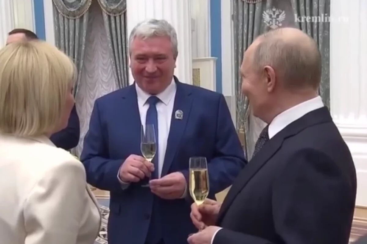    Появились кадры неформальной беседы Путина с лауреатами культурных премий