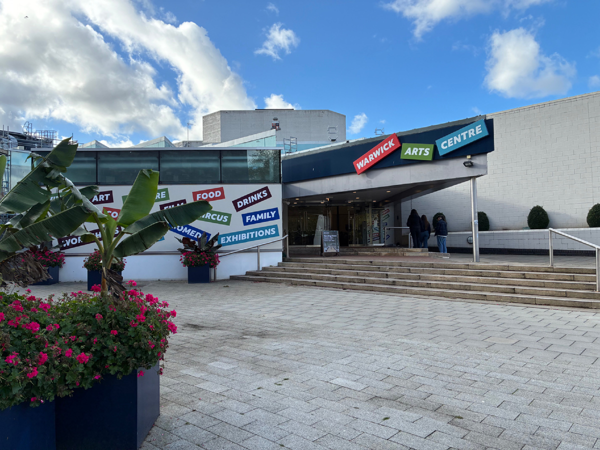 Пришли на конференцию по 3D, заходим внутрь за текстурами и знаниями. Фото из личного архива