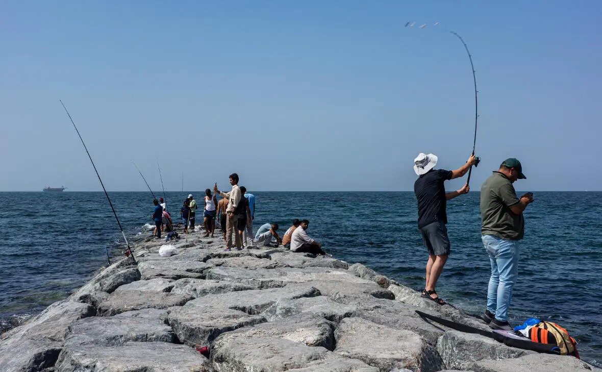    Источник: Рыбаки на фоне судна, стоящего на якоре в Персидском заливе, недалеко от Ормузского пролива, Аджман, Объединённые Арабские Эмираты Фото: Getty Images. rbc.ru Марина Латышева
