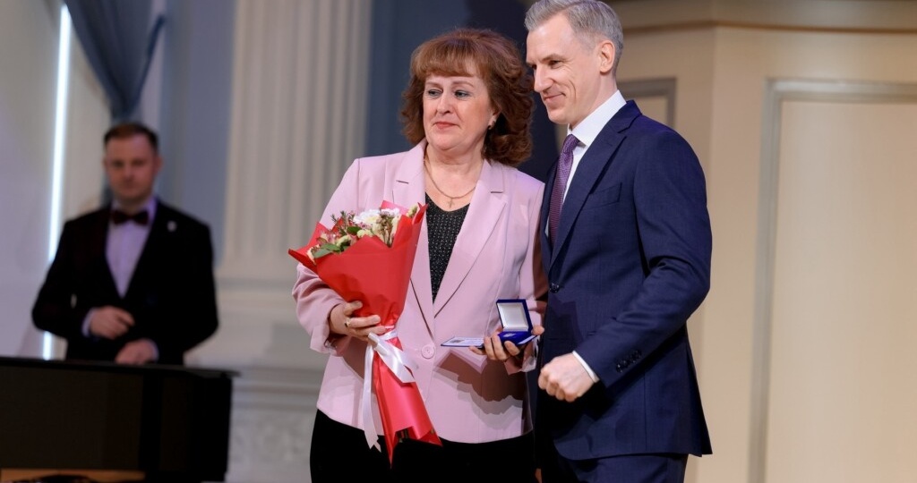 Василий Анохин вручил награды выдающимся работникам культуры Смоленской области