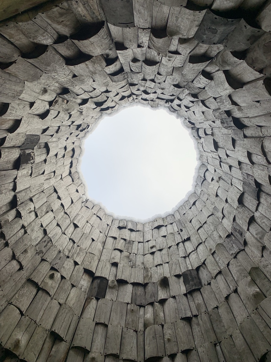 Наверху - только неба синева