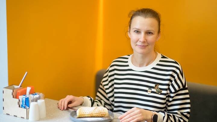 Из сырного теста и с мясной начинкой: необычные рецепты вафель, которые можно попробовать в Москве