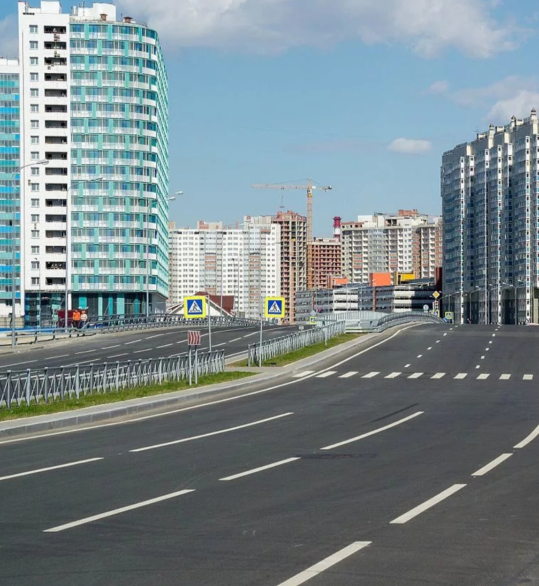 Вот такие абсолютно пустые дороги были..И к набережной тоже.А также парки