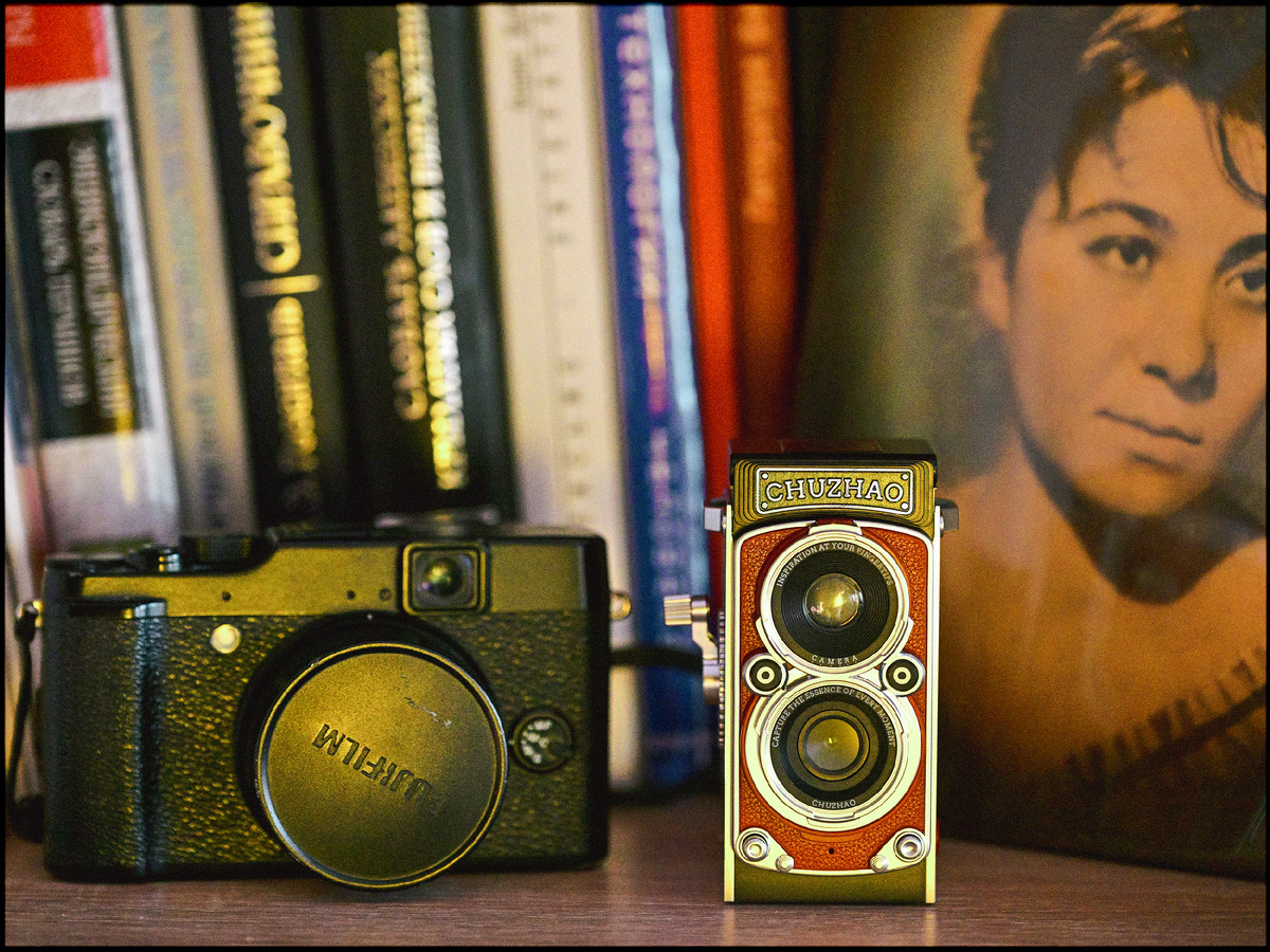 Камера Chuzhao рядом с маленькой мыльницей Fujifilm X10. 