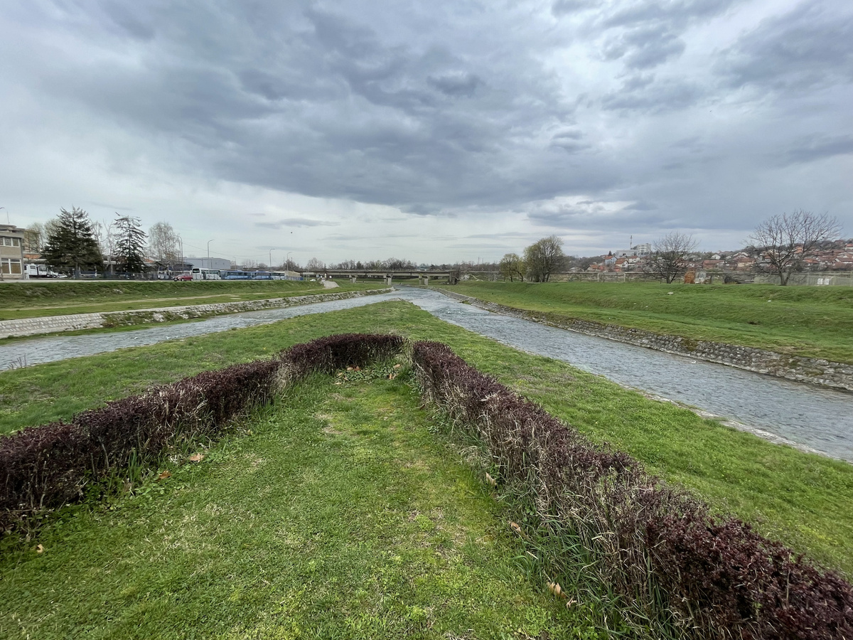 В самом центре Валево река Градац (Gradac) впадает в реку Колубара (Kolubara), образуя красивую стрелку. Градац справа, Колубара слева.