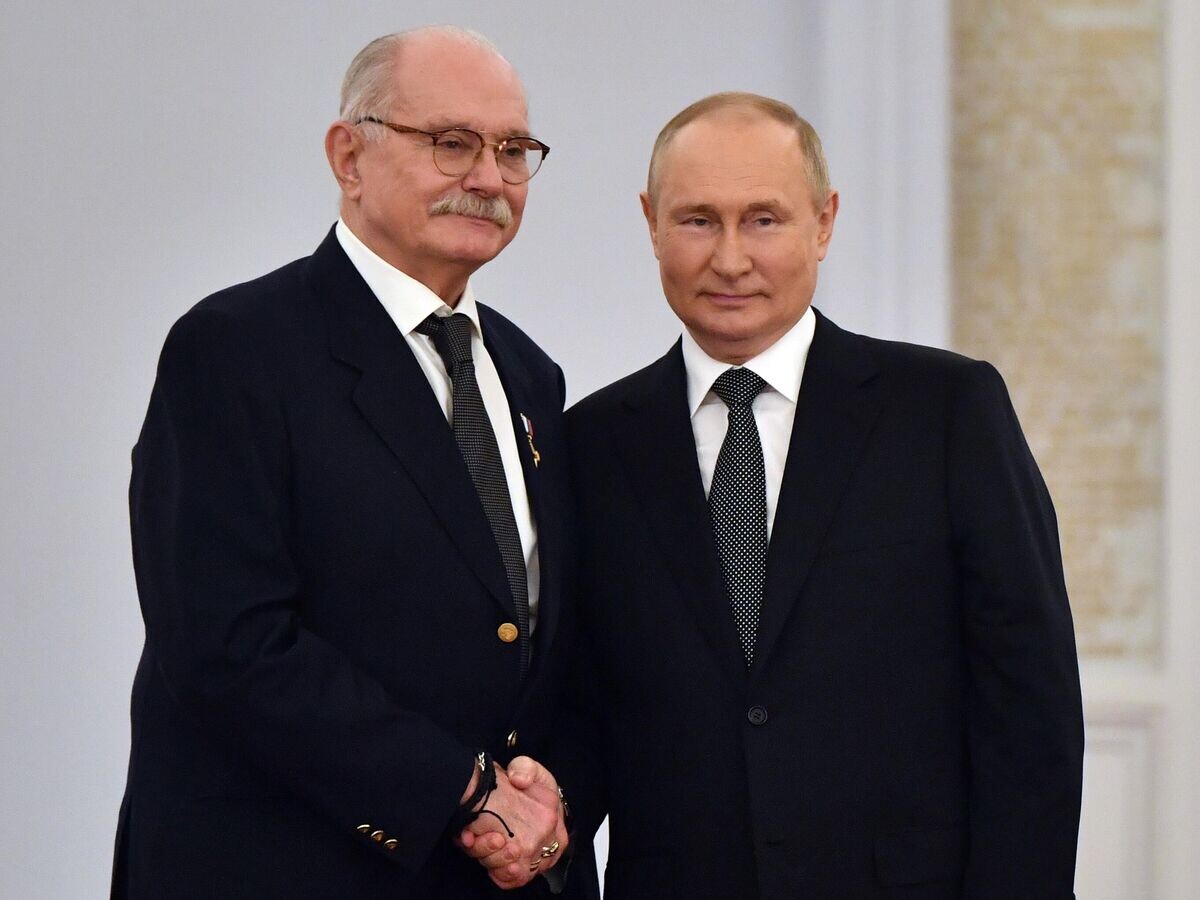    12 июня 2022. Президент РФ Владимир Путин и председатель Российского Фонда Культуры, кинорежиссер Никита Михалков, награжденный золотой медалью "Герой Труда РФ" | © РИА Новости / Евгений Биятов