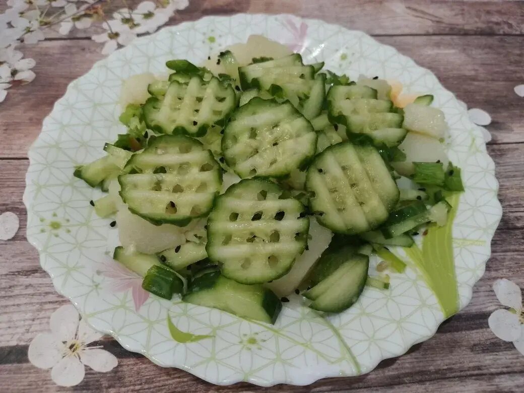 Картофель с зеленым луком, чесноком и огурцами