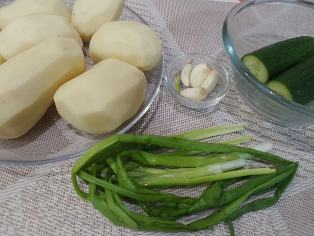 Ингредиенты для приготовления картофеля с луком и огурцами