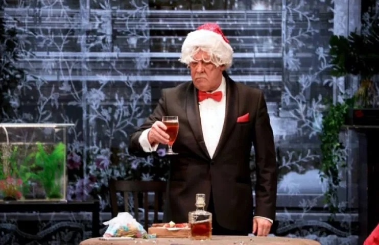 Трус и подлец Мишка Ефремов не появлялся на сцене шесть лет — жизнь, как неутомимый режиссёр, закрутила его сюжет в головокружительную спираль падения. Его возвращение в профессию можно сравнить с преждевременным триумфальным возвращением грешника из ада — прямо с нар на сцену. Слава богу, я не ходил на закрытый показ спектакля "Без свидетелей" в театре "Мастерская 12" Никиты Михалкова. Хотя, возможно, это был бы лучший способ познакомиться с театром: декорации как тюремная камера, а актёры — как призраки прошлого, всё ещё надеющиеся на свет рампы, несмотря на пожизненный срок.