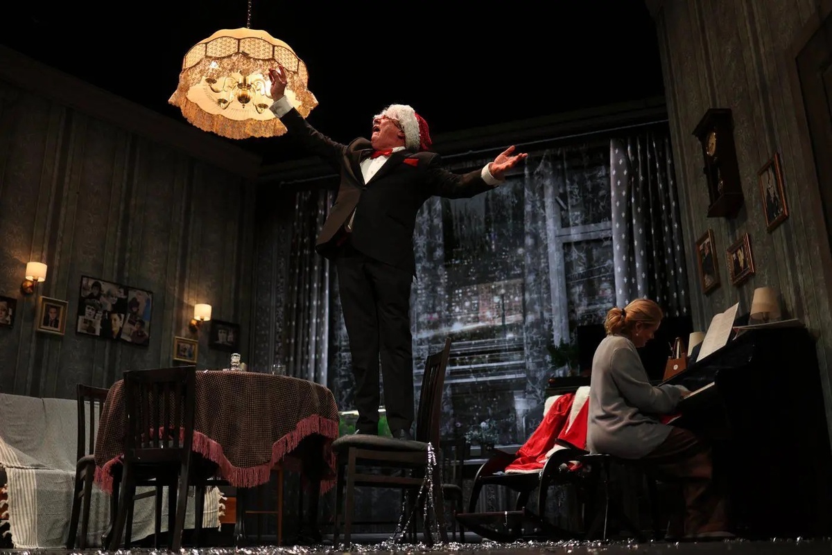 «Режиссёру было важно показать, что Ефремов за годы вынужденного простоя не растерял таланта. Что он интересен и в костюме, и в портках. Что он — большой русский артист. Даже с несовершенной фигурой немолодого человека. Это, впрочем лишь добавляет образу колорита» — вы только вдумайтесь в этот наглый бред, который нам втирают СМИ