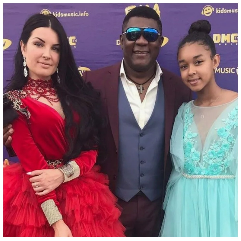 Шоколадный заяц Пьер с женой Валерией и с дочерью Каролиной