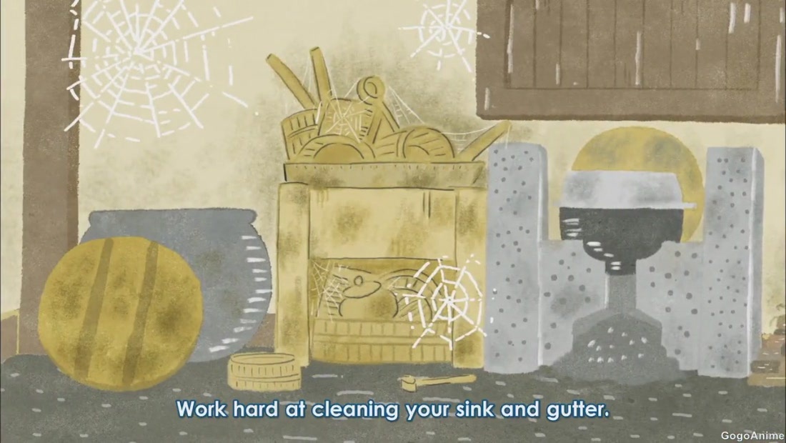 Вот она, в центре — завалена посудой и затянута паутиной! Слева — большой горшок для воды, а справа — печка-камадо с кастрюлькой для варки риса (внизу видна куча золы).