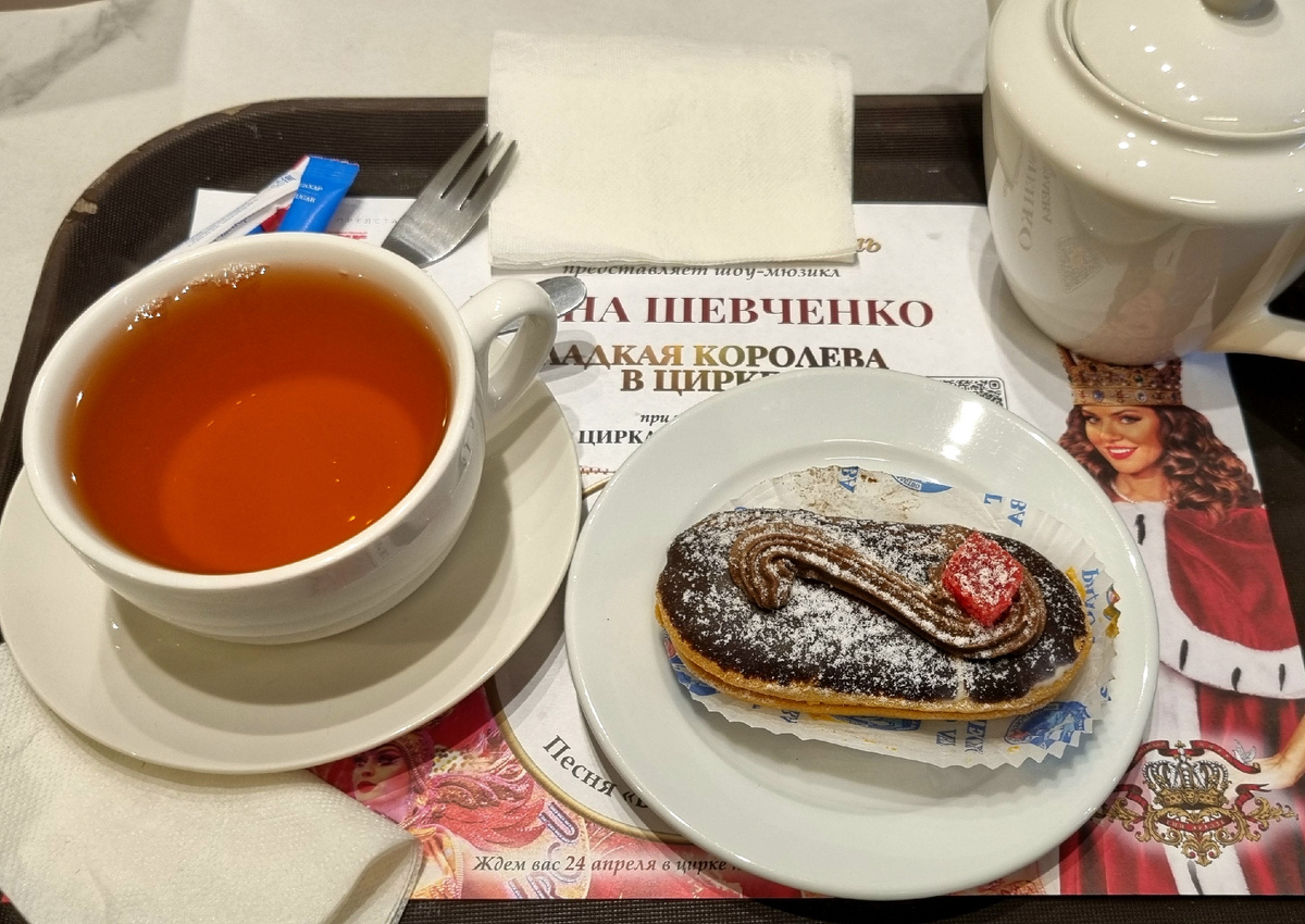 Фото автора. Пироженое "Алый парус" фирменное и предлагается только в сети "Север. Метрополь"