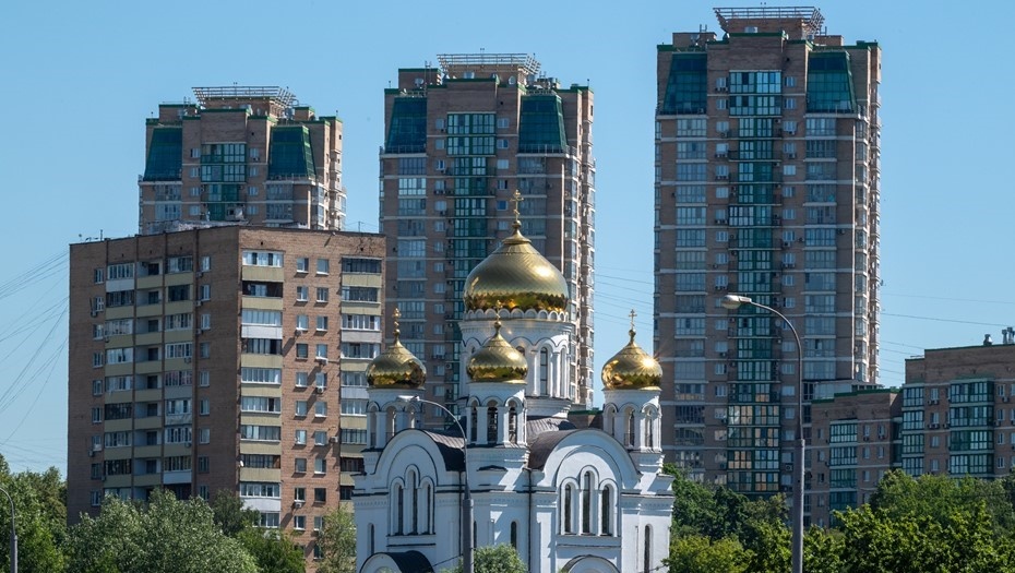    Контраст между церковной архитектурой и обликом современных жилых комплексов может быть весьма значителен Автор фото: Мартьян Фролов/"ДП"