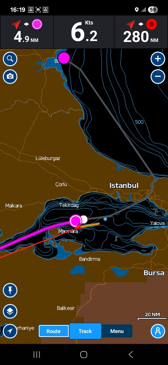 Техническая фиксация перехода: навигационная карта в районе Босфора. Точка, где пересекаются основные мировые торговые пути и где любая ошибка в управлении океанской яхтой, такой как Oceanis 44, может стать критической. Именно здесь, в условиях плотного трафика контейнеровозов и сложного течения, проверяется на прочность Solo Status капитана и дисциплина дуэта команды. 