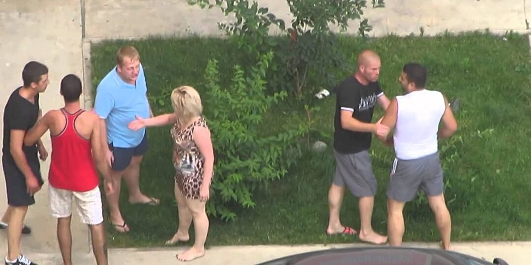 «Это безумие отпускать детей одних»: американка Сара устроила скандал в московском дворе. Я показал ей, как живут дети во дворах