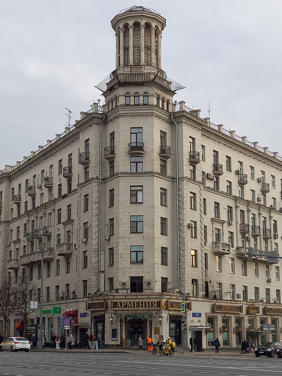 "Дом под юбкой" (как выглядит сейчас) - сейчас статуи уже нет, а название осталось