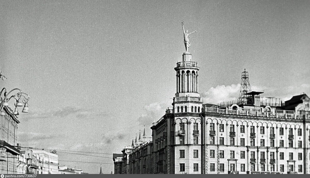 скульптура девушки на крыше, источник: pastvu.com