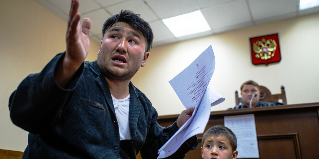 Акылбек, не скрывая своего возмущения, решил обратиться в суд. Он настаивает на предоставлении бесплатной медицинской помощи для своего сына