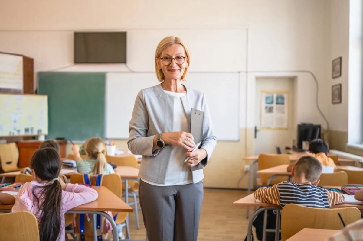    Чем лучше школьники учатся, тем выше зарплата у учителя.