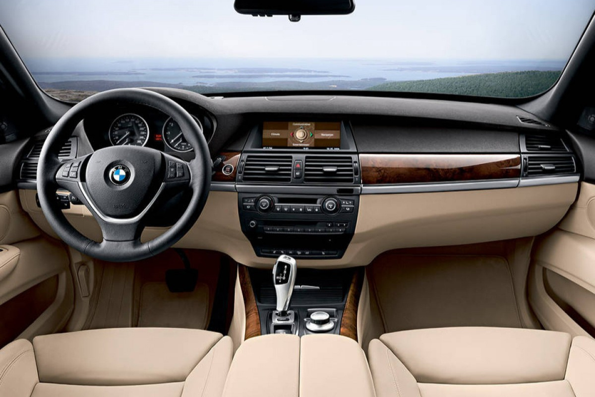    Салон BMW X5 E70. Фото cartechnic.ru