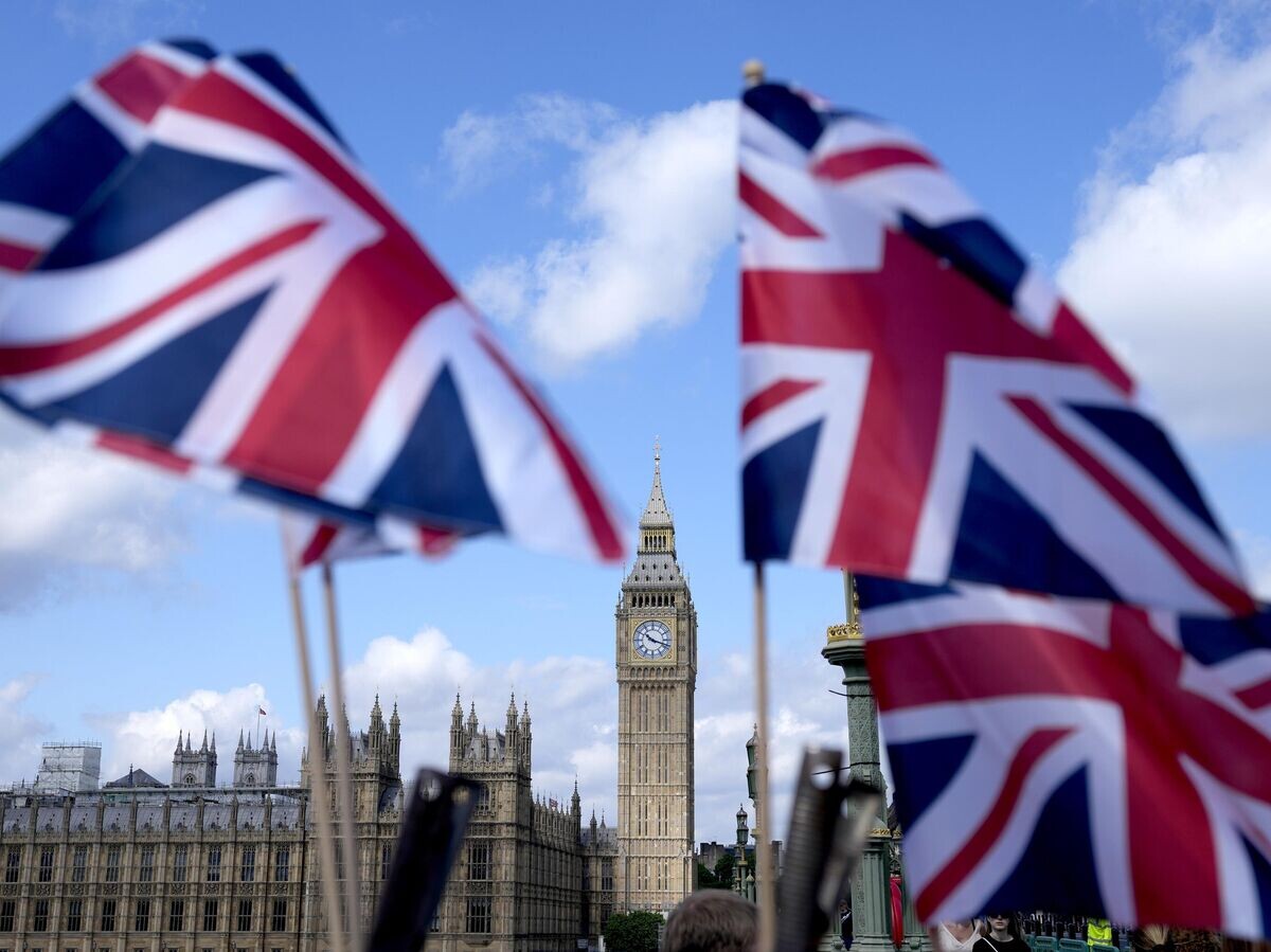    Флаги Великобритании на фоне Биг Бена в Лондоне | © AP Photo / Frank Augstein