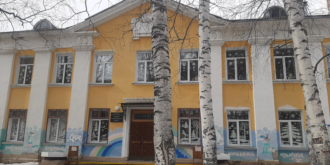 Рассматриваем "сталинки", прогуливаясь по весеннему городу