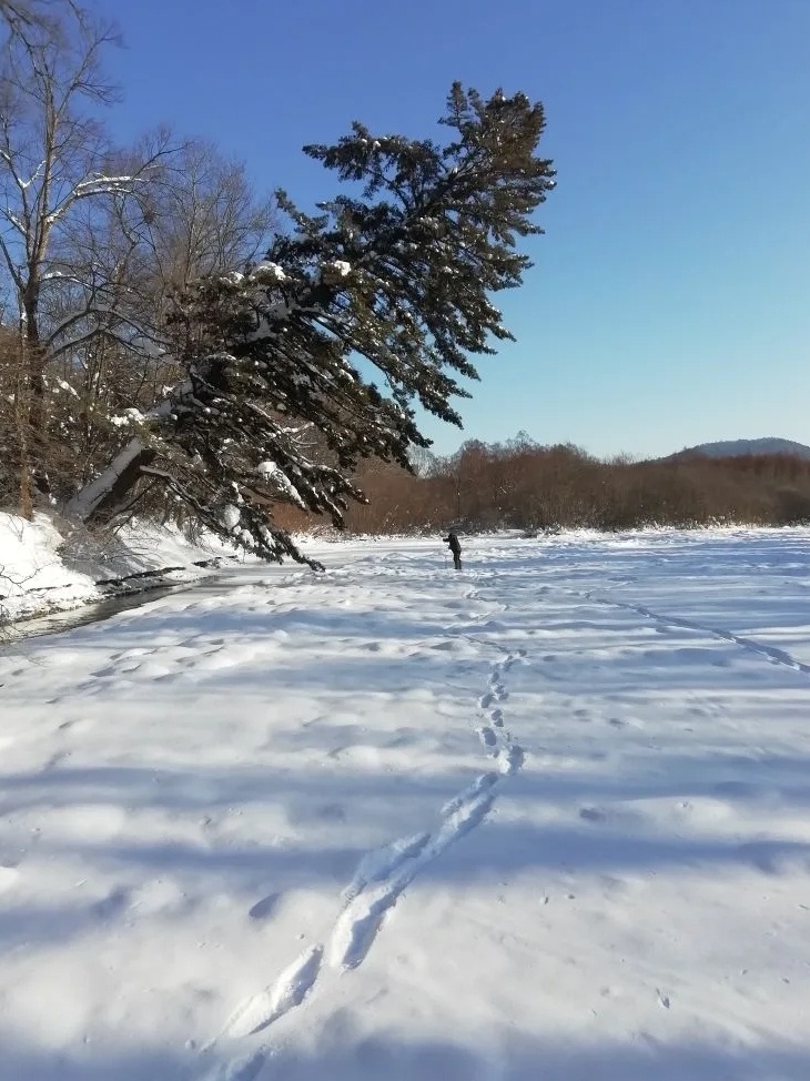 А на реке ещё зима