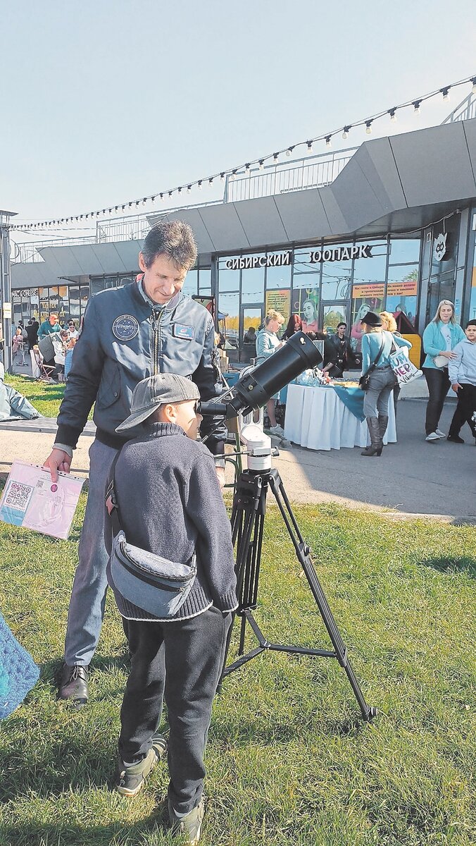    Павел Никифоров выносит телескоп на улицу – подходи и смотри. Фото: Из личного архивa