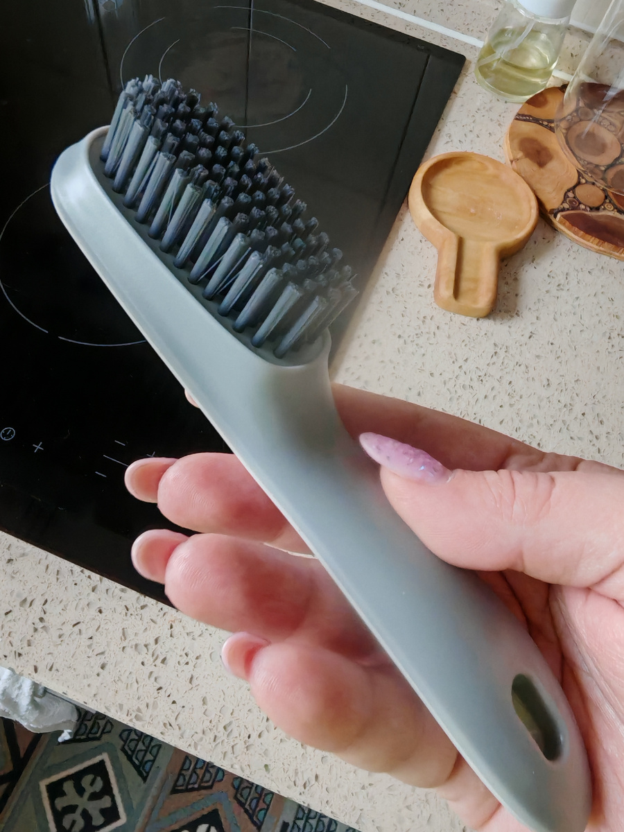 щеточка идеально счищаеть жир с ребер гриля