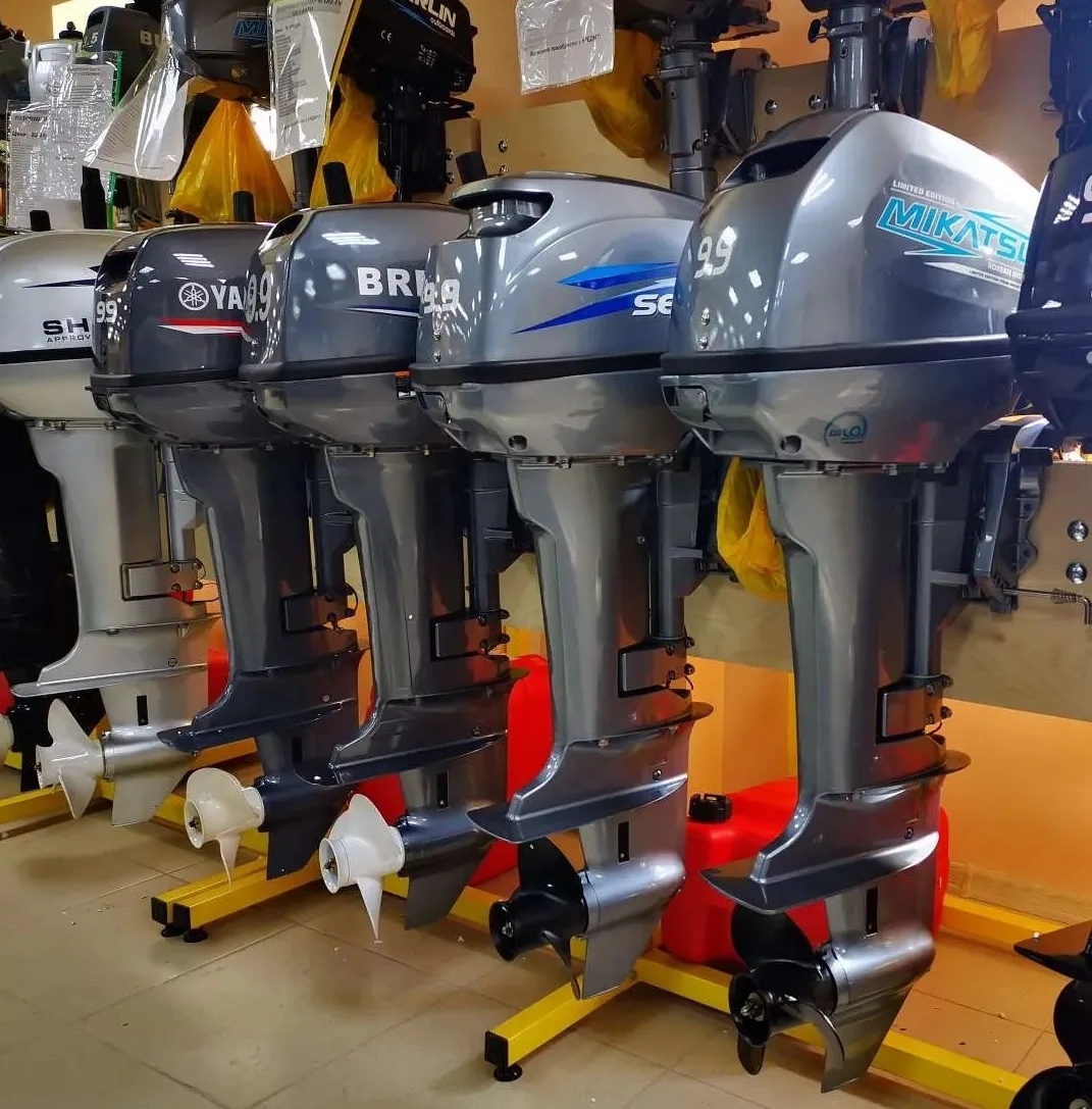 В магазине. Среди китайских затесался только один японский мотор.