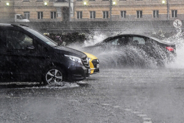 Движение транспорта во время дождя в Москве, 12 июля 2025 года / Наталья Селиверстова/РИА Новости   📷