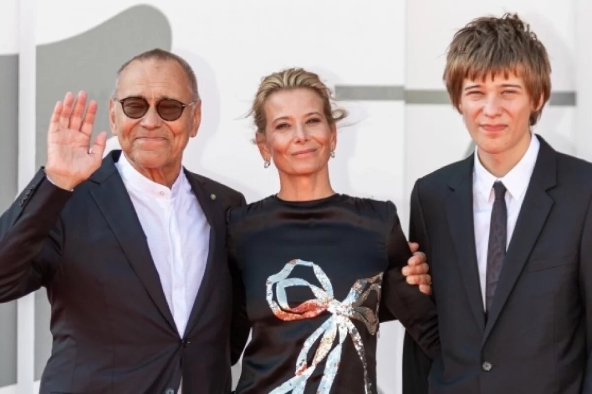    Режиссер Андрей Кончаловский, его супруга, актриса Юлия Высоцкая, и сын Петр.