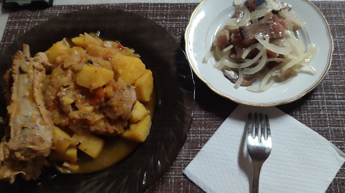 Сегодня на обед были тушёные рёбрышки с капустой и картошкой. Ещё немного слабо солёной сельди с луком. 