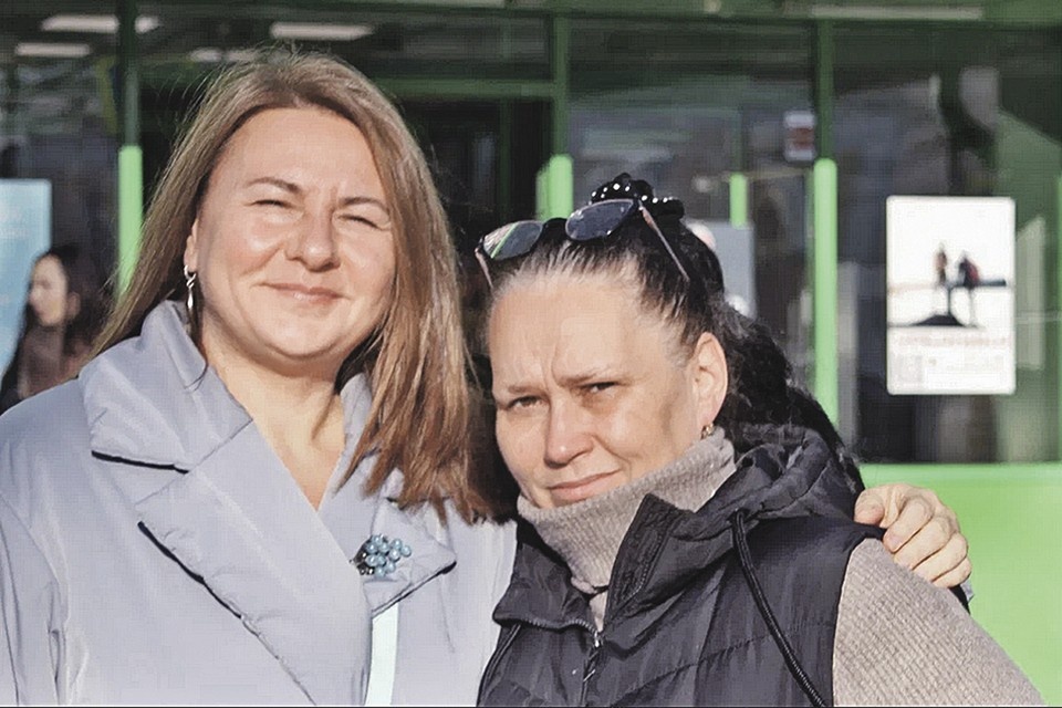    Татьяна Черноцкая (справа) «навсегда благодарна» уполномоченной по работе с соотечественниками при псковском губернаторе Елене Полонской (слева). Фото: Личный архив Татьяны Черноцкой