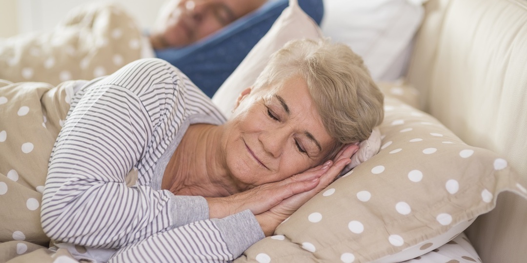 Диетолог Наварро назвал позу во время сна, которая защищает от деменции