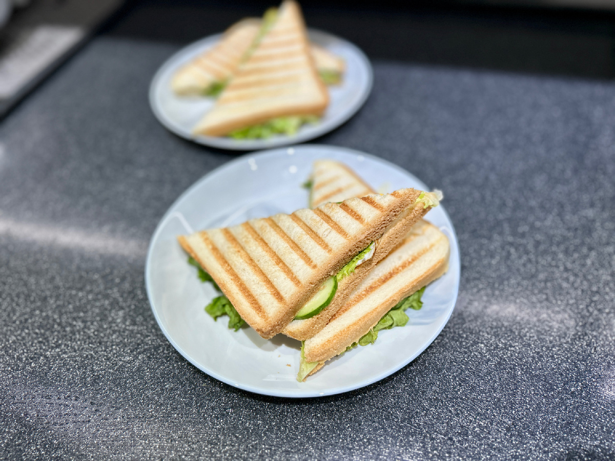 Самый главный ингредиент клаб-сэндвича - это тостовый хлеб, он должен быть подсушен до золотистого хруста. Если хлеб будет мягким, конструкция развалится, а вкус станет пресным. Тост дает текстурный контраст: хрустящий верх, нежная начинка внутри.