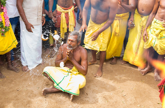 Я думаю, священник делает надкол, чтобы не убить человека