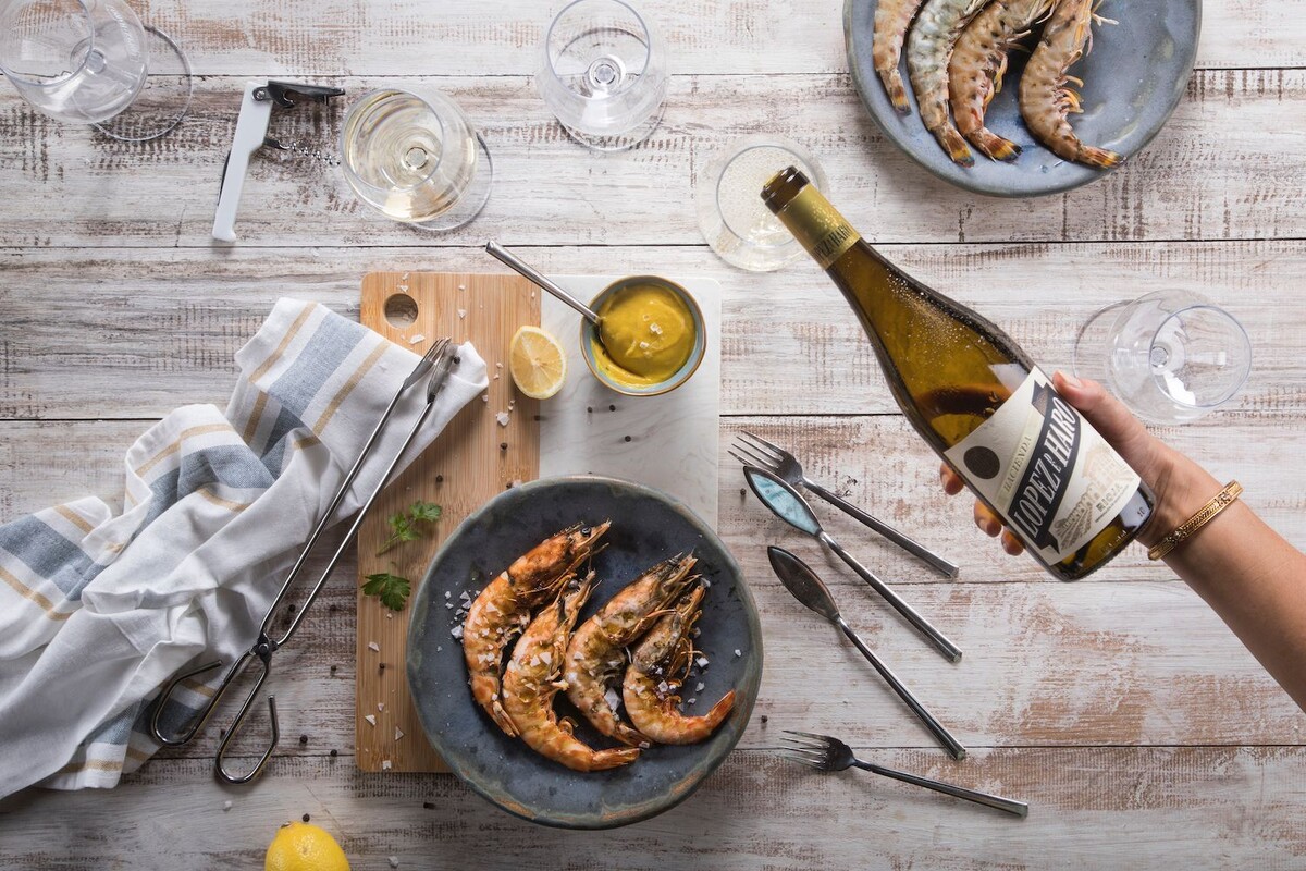     Закуски к вину: с чем пить красное, белое и прочее в 2026 году