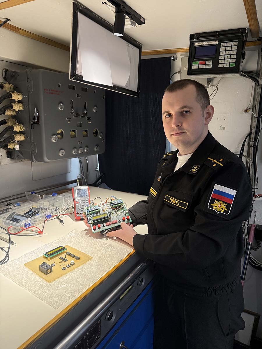 Старший лейтенант Н.Репин, командир штурманской боевой части (БЧ-1) БДК «Николай Вилков» 