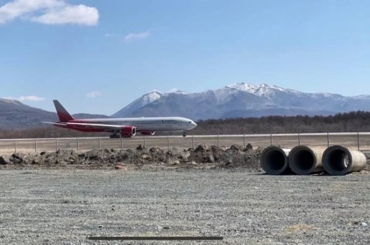    Более 380 пассажиров застряли в аэропорту Южно-Сахалинска из-за непогоды