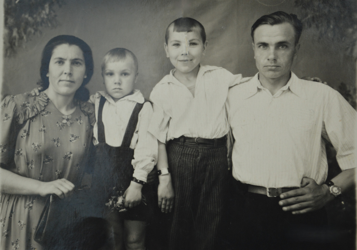 Семья Деда в 1952 году. Зинаида Васильевна, Геннадий, Евгений, Иван Андреевич. Личный архив.
