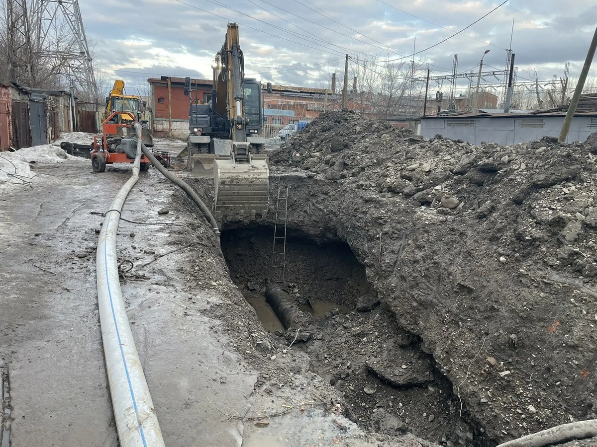     На месте аварии в Свердловском районе Красноярска начали менять лопнувшую трубу