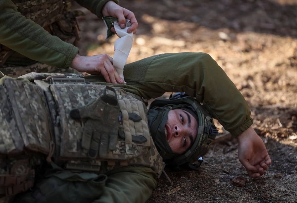    ВСУ пытаются эвакуировать останки офицеров из-под Волчанска после удара REUTERS