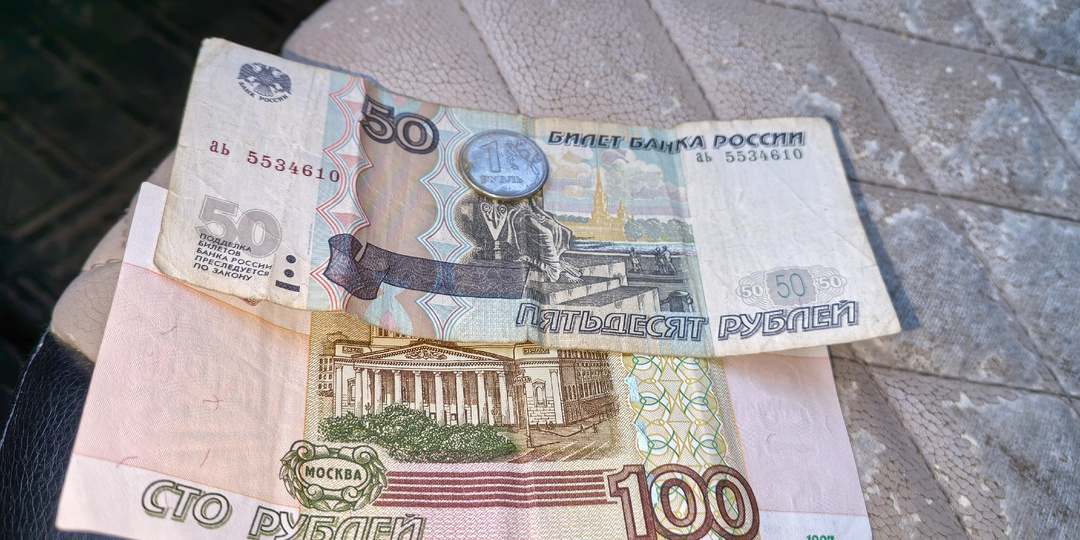 Курьеры теперь не зарабатывают по 300 тысяч. Бензин растёт, а тарифы снижают. Хочешь жить — умей вертеться